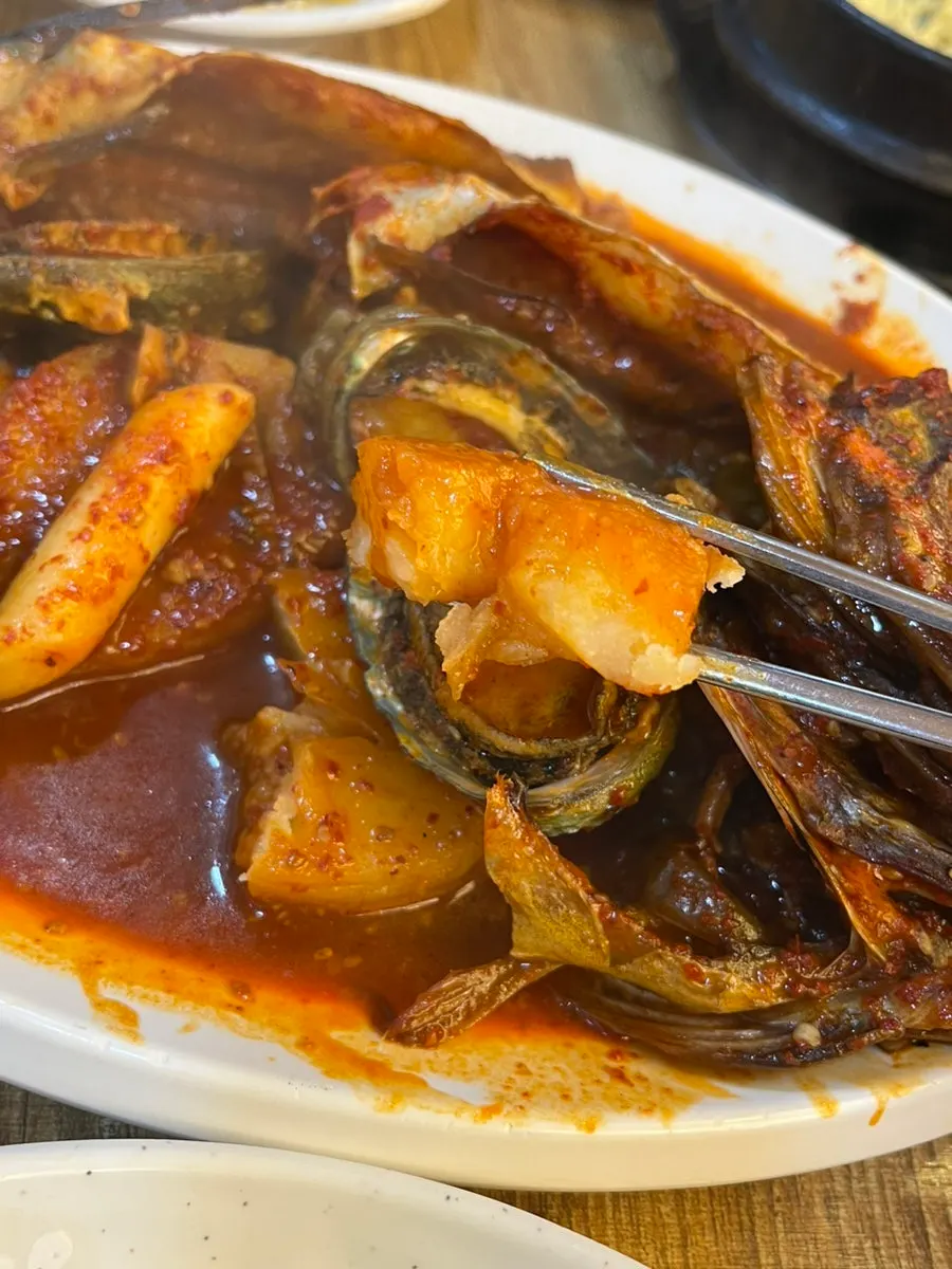 코다리찜 속 전복 클로즈업