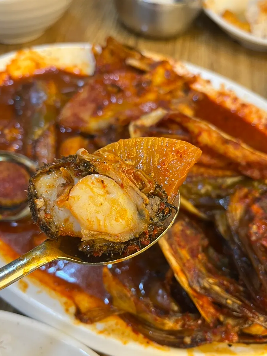코다리 살을 발라 밥에 올린 모습