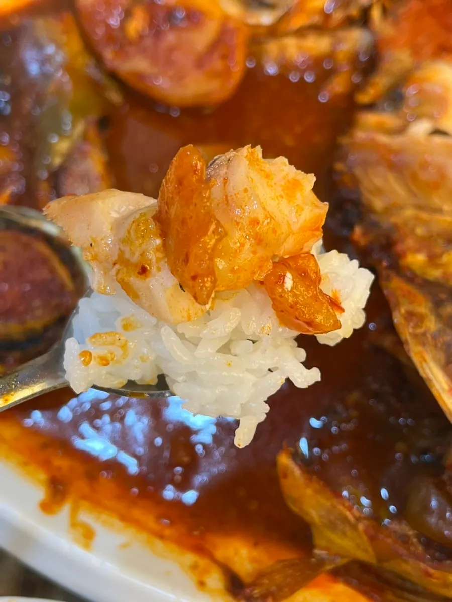 코다리찜 양념과 흰쌀밥 한 숟갈