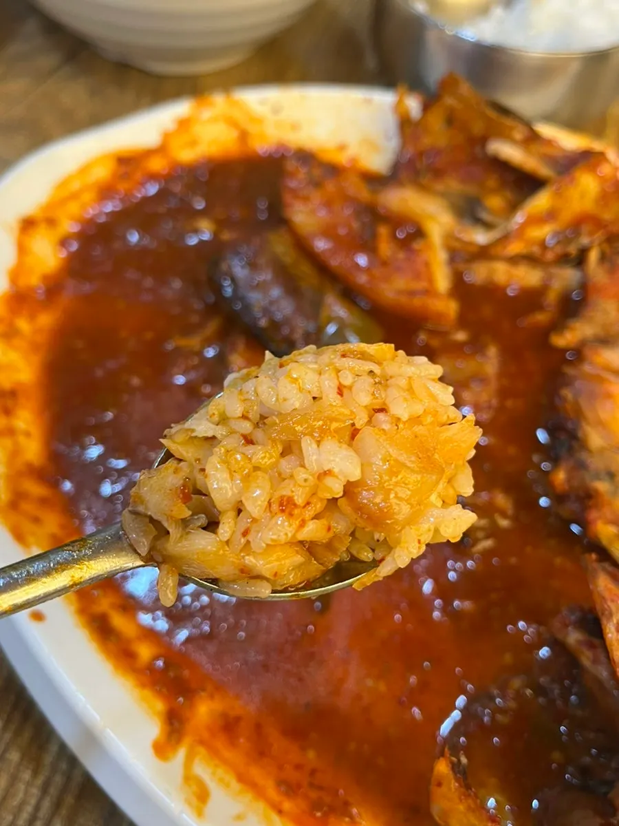 양념에 비벼 김에 올린 밥