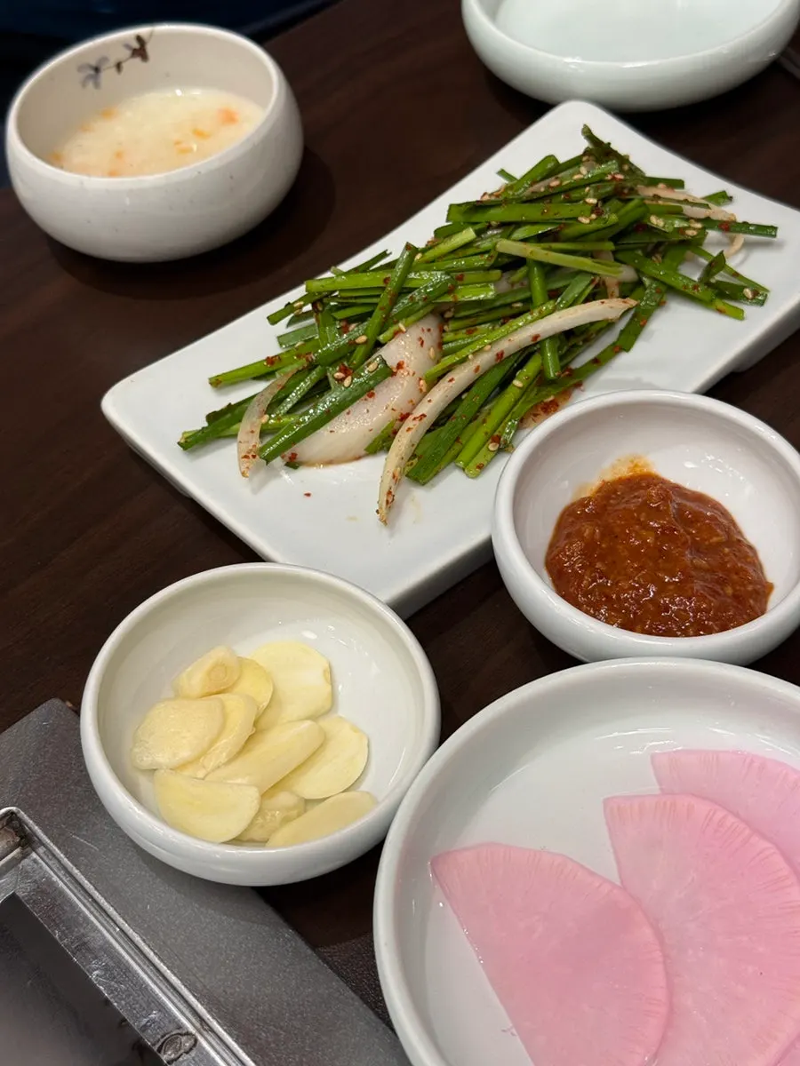 Fried eel bones and basic side dishes