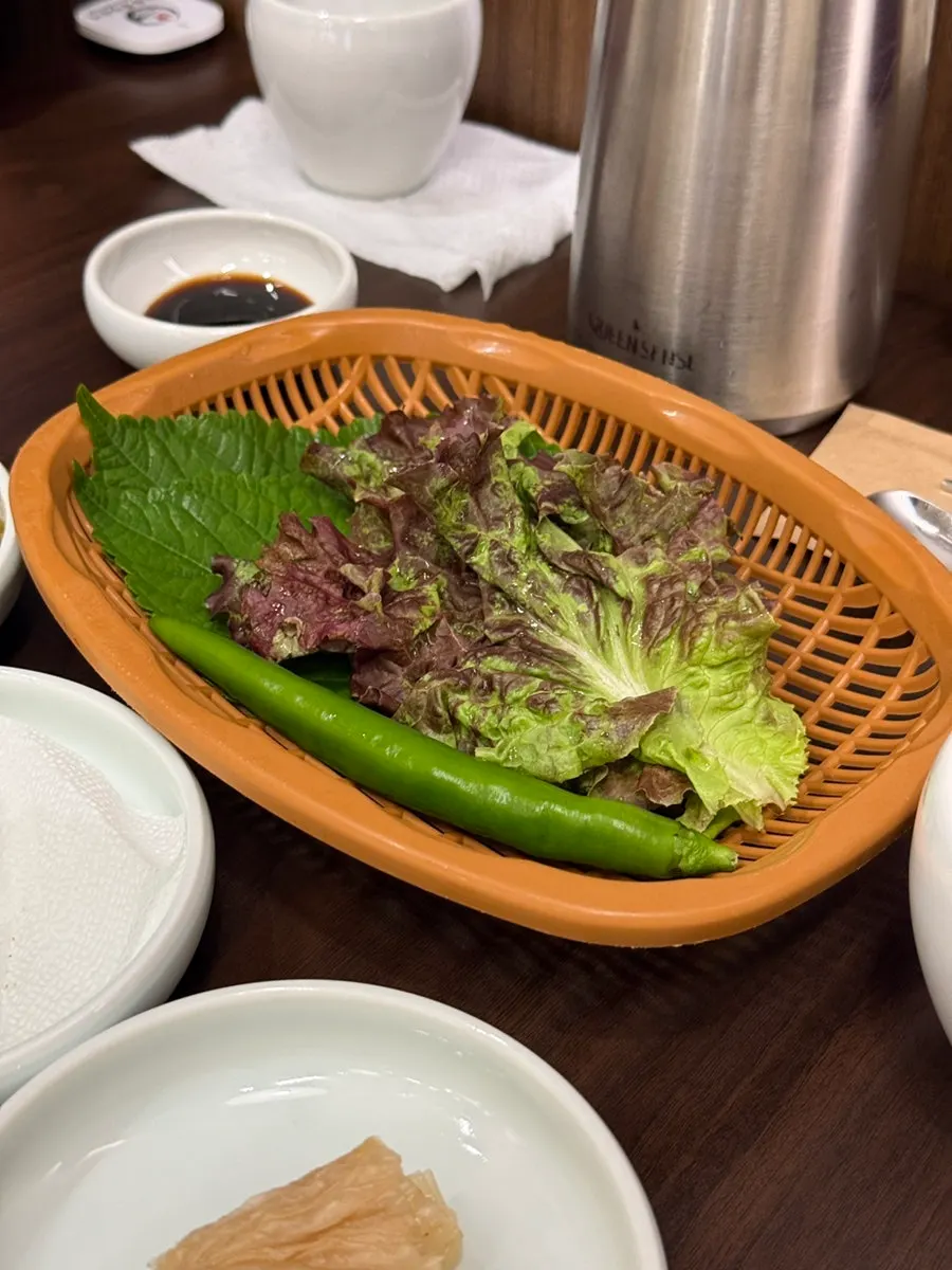 Side dishes served with grilled eel