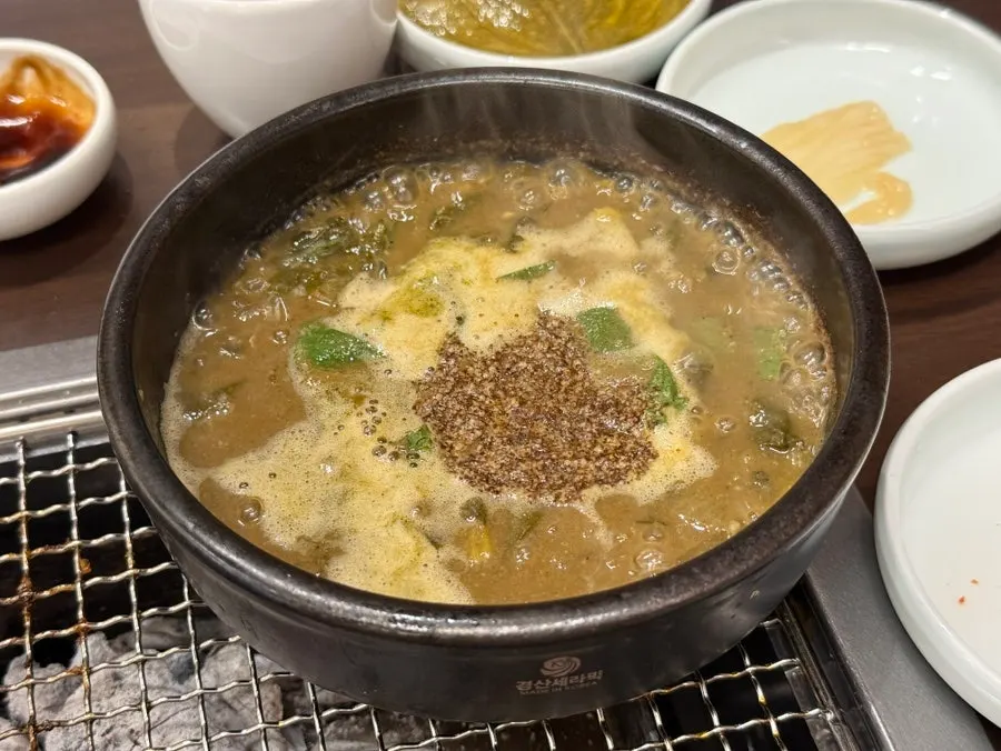 Hot eel soup with perilla seed powder