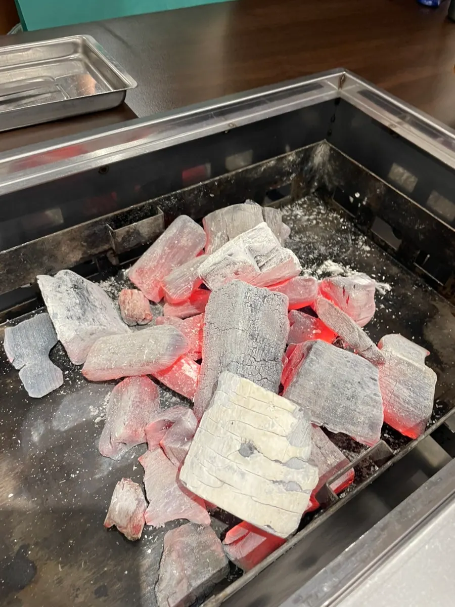 테이블에 올려진 숯불 화로