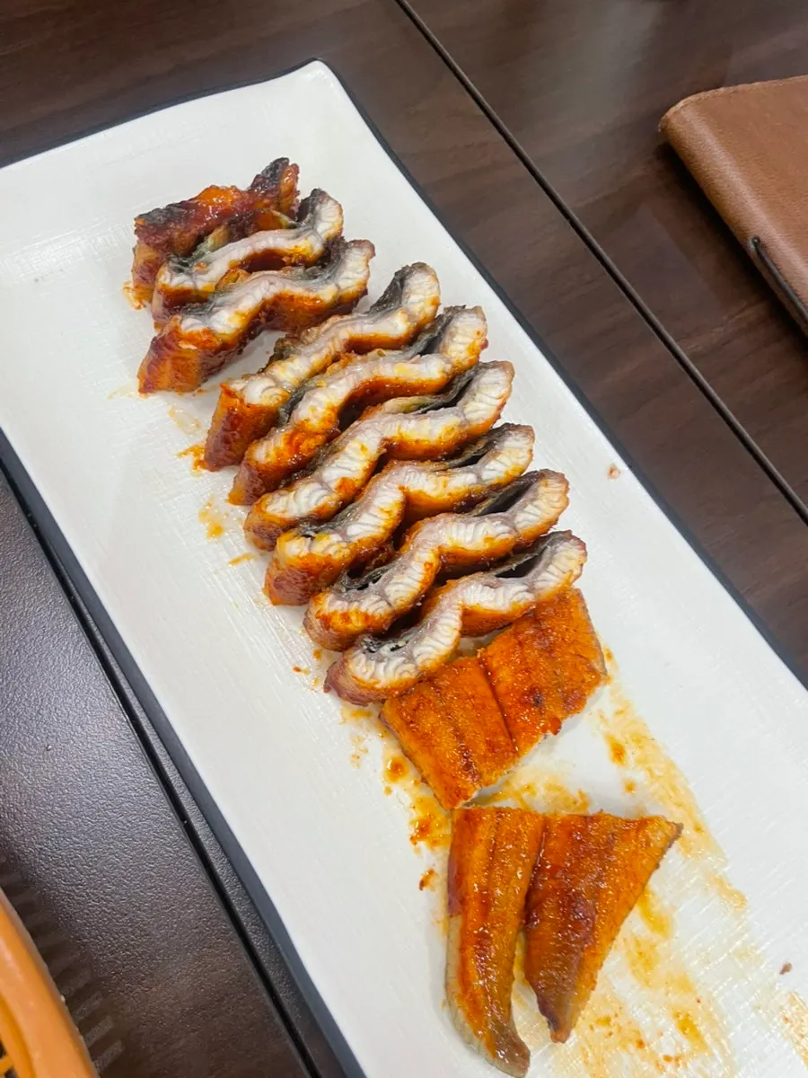 생강과 깻잎에 싸 먹는 장어 소금구이