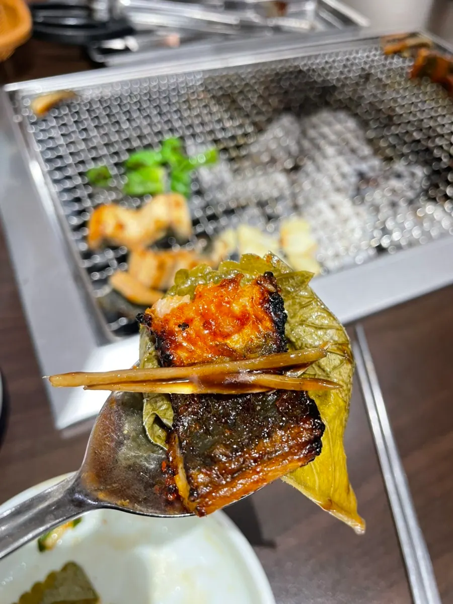 장어구이와 밑반찬이 놓인 테이블