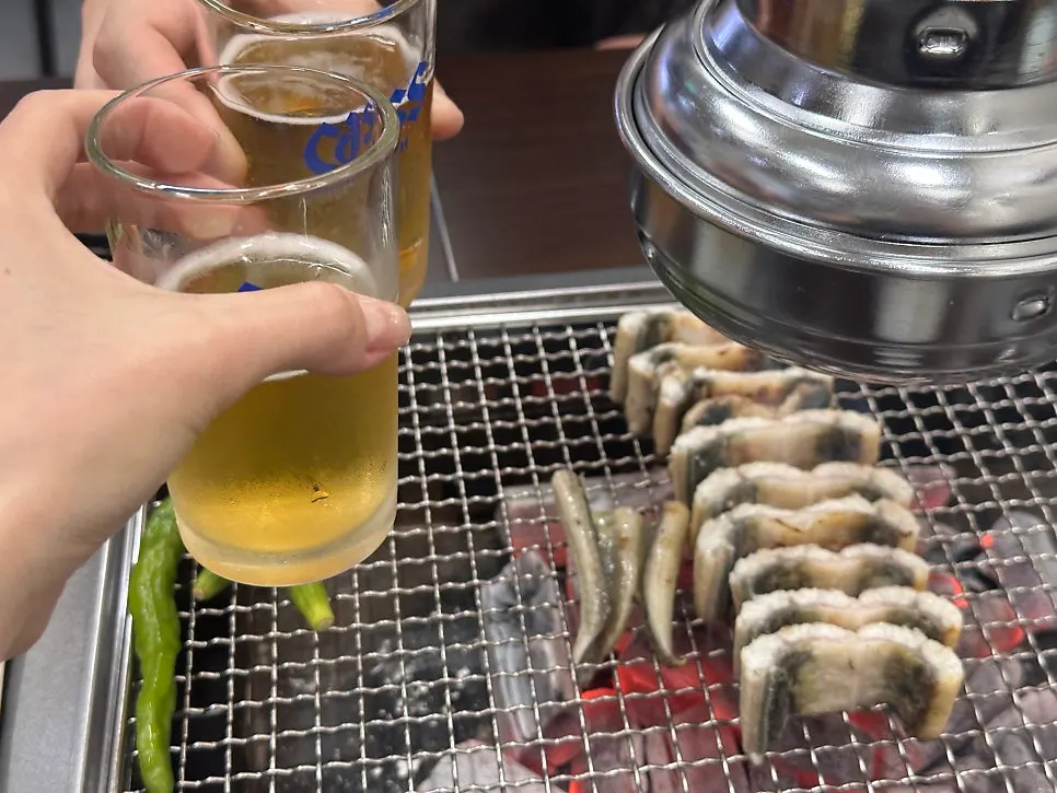 불판 위 소금 장어구이