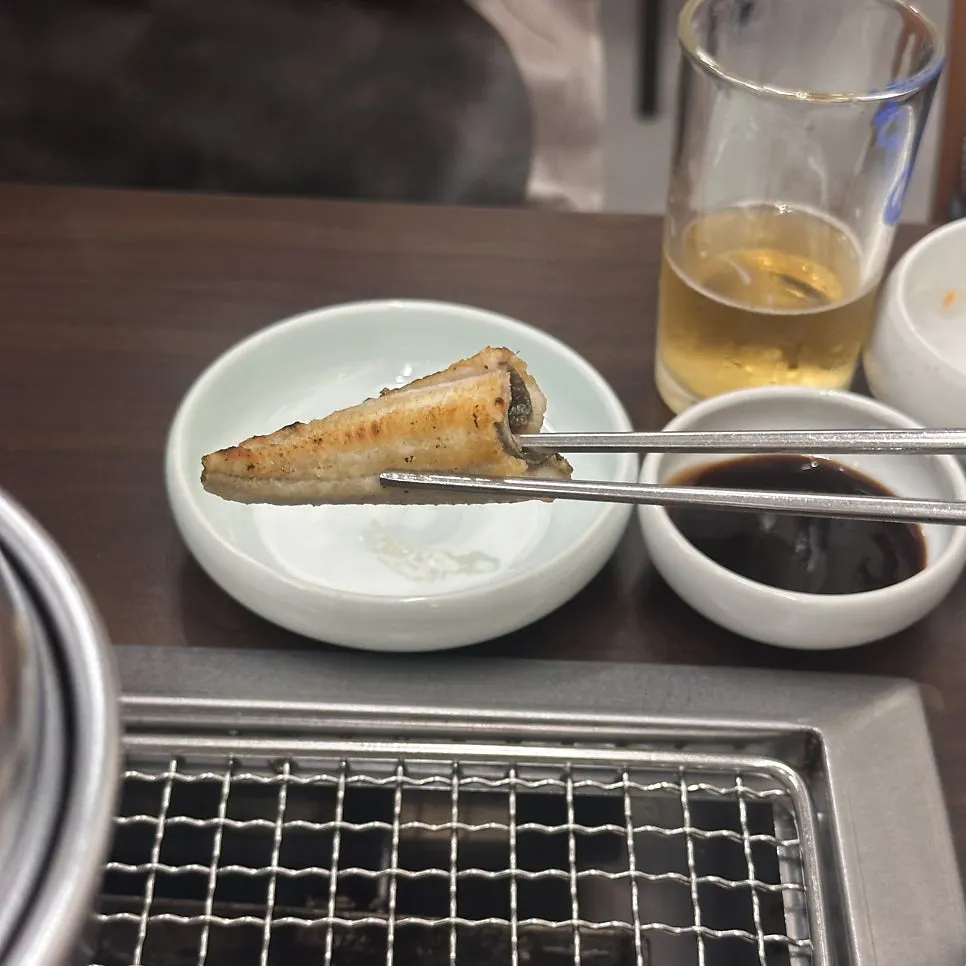 상추와 백김치를 곁들인 장어쌈