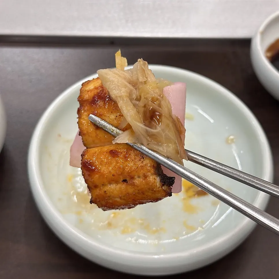 반찬과 함께 먹는 고추장 장어구이