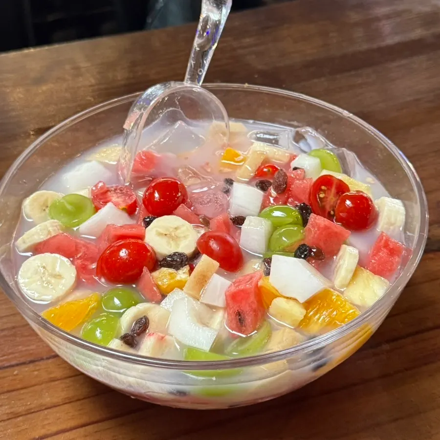 Pizza and fruit punch served together