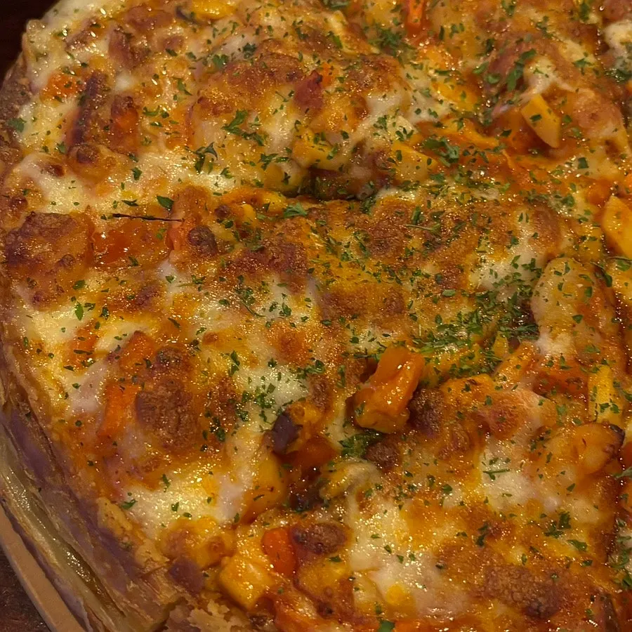 치즈와 토핑을 올린 쉬림프피자