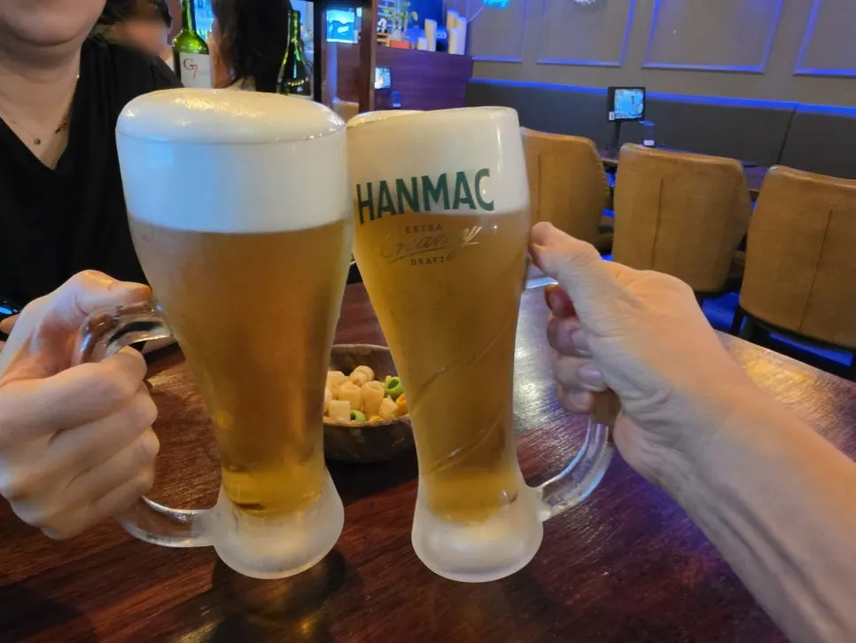 600cc draft beer overflowing with cream
