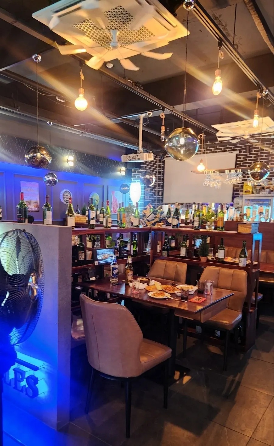 A date table enjoying both food and atmosphere