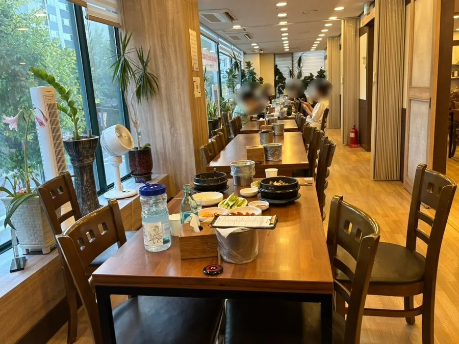 통창이 있는 창가 쪽 테이블 공간