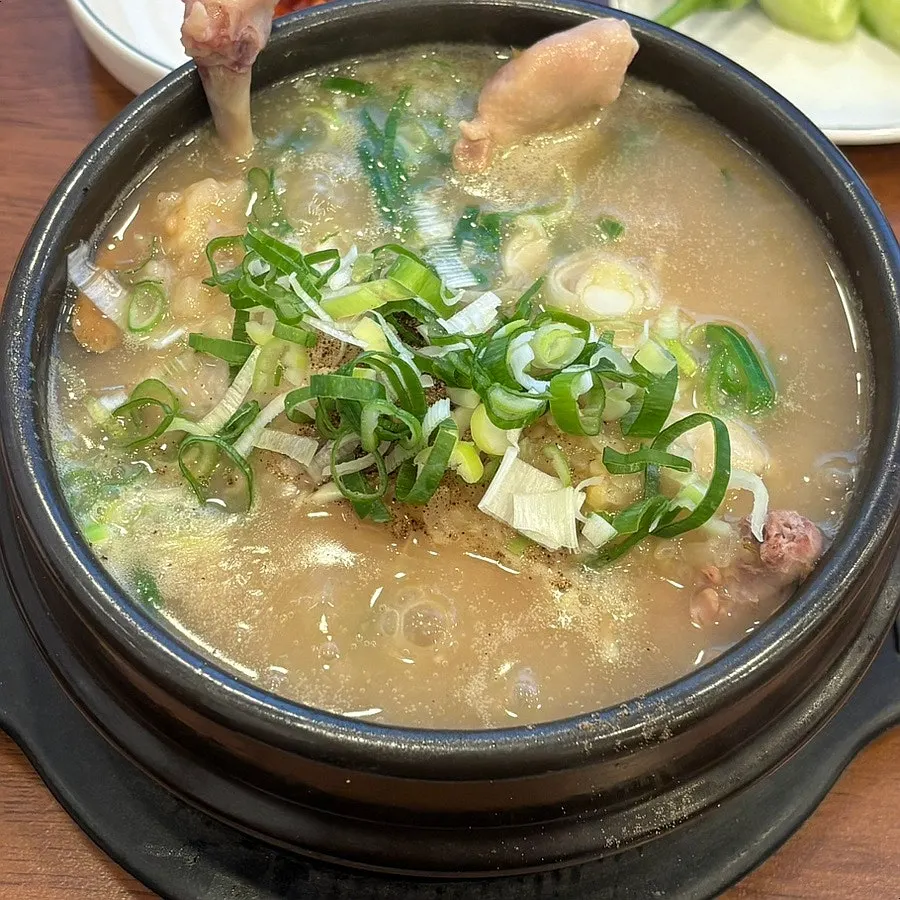 닭 한 마리가 통째로 든 한방녹두삼계탕