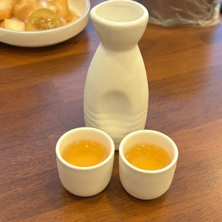 도지기 병에 담겨 나온 맛보기 인삼주