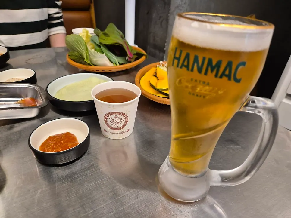 Two glasses of draft beer included in the half-plate set