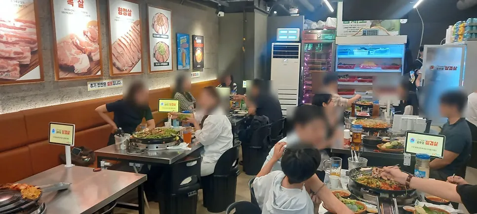 Busy dining room at the Gueui branch during mealtime
