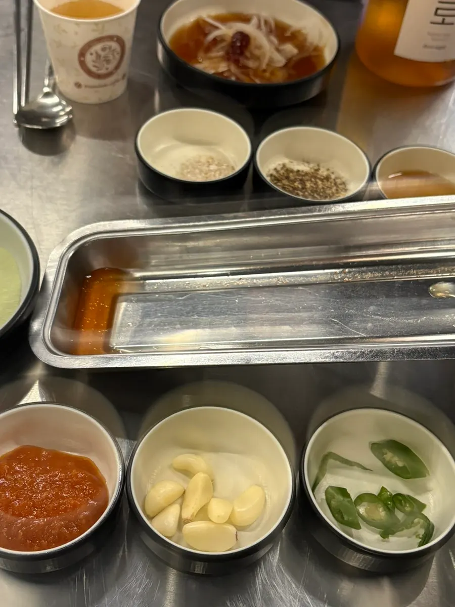Table grill surrounded by an oil-splash prevention shield
