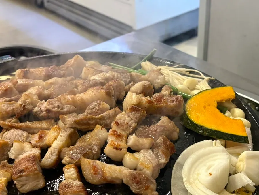 Full view of the dining hall at Sanggu's Sotttukkeong Samgyeopsal Gueui Branch