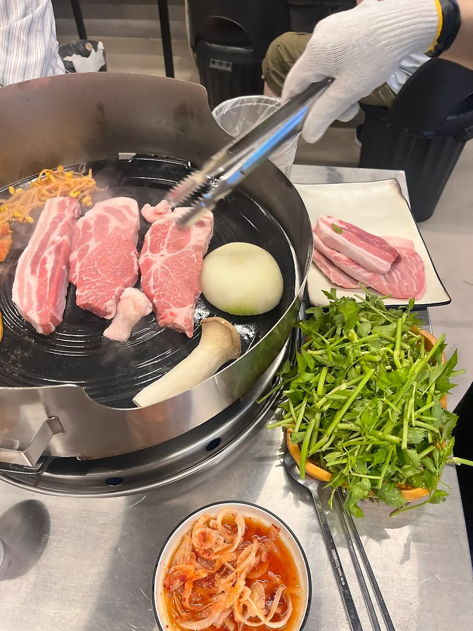 Heated cast-iron lid with basic side dishes