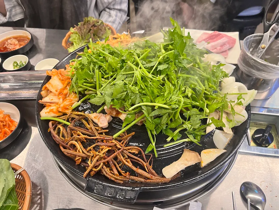 Sweet pumpkin and wrap vegetables on the cast-iron lid