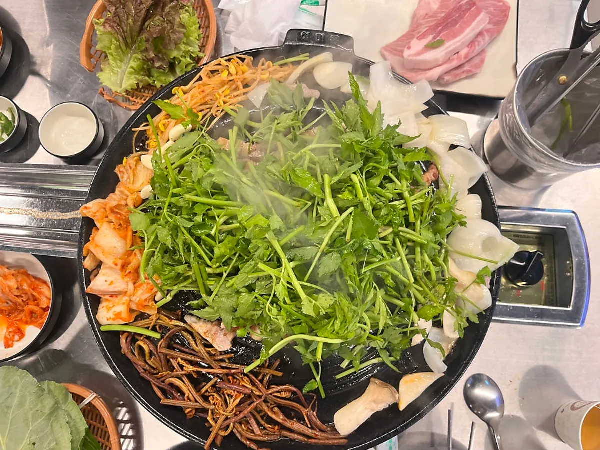 Sotttukkeong samgyeopsal topped with plenty of minari