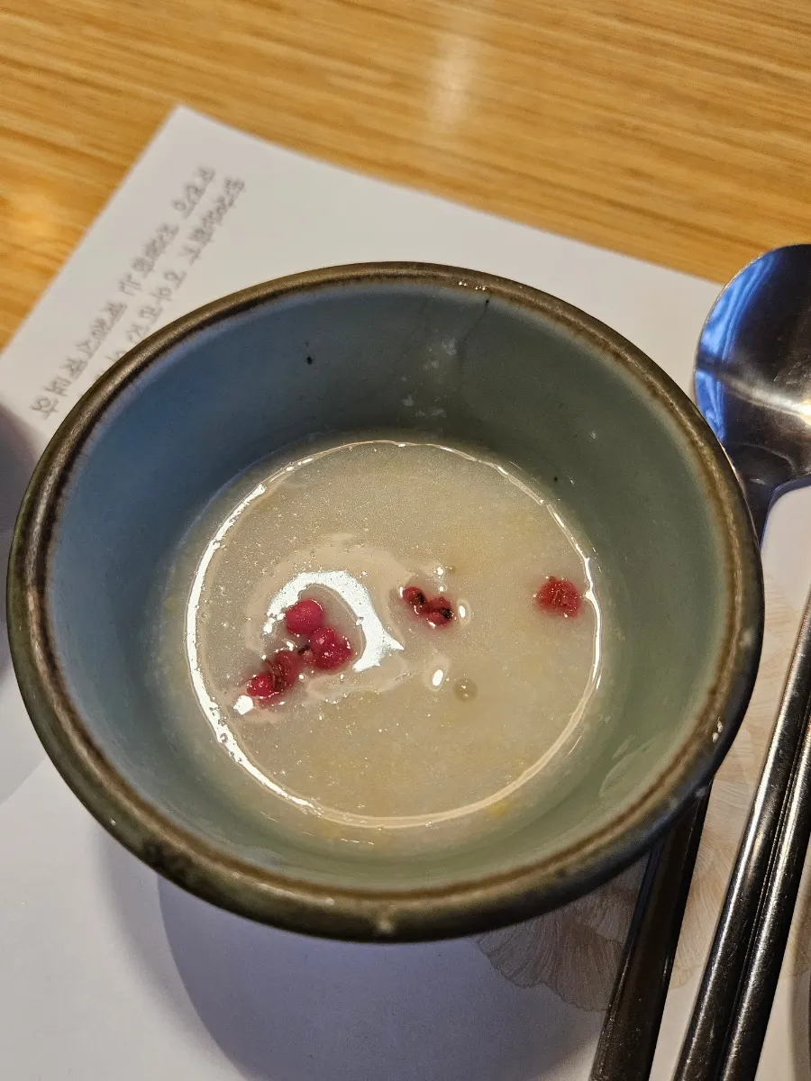 Yulmu cherry blossom porridge, the first course