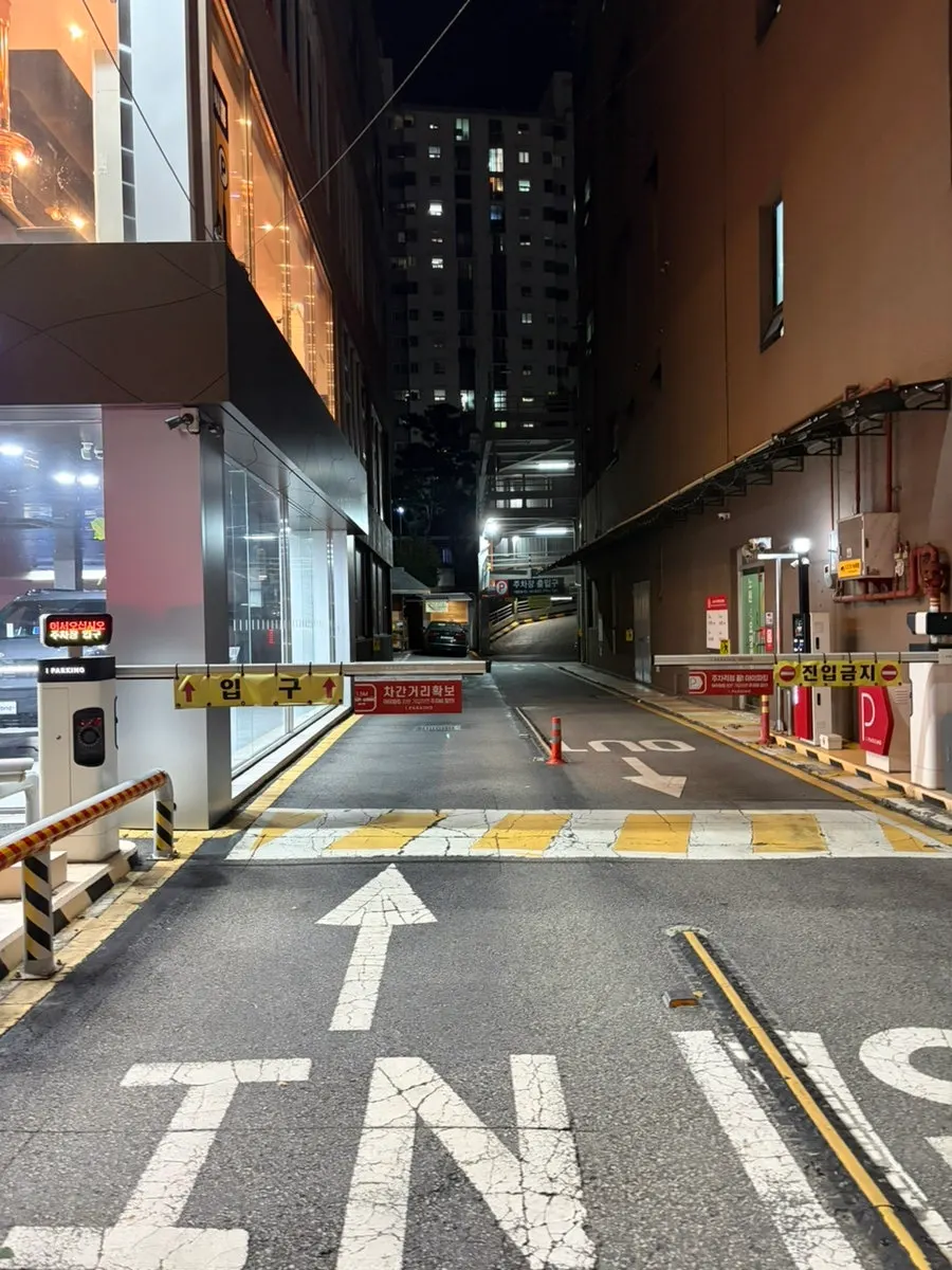 Parking lot between Hyundai Motors and E-Mart