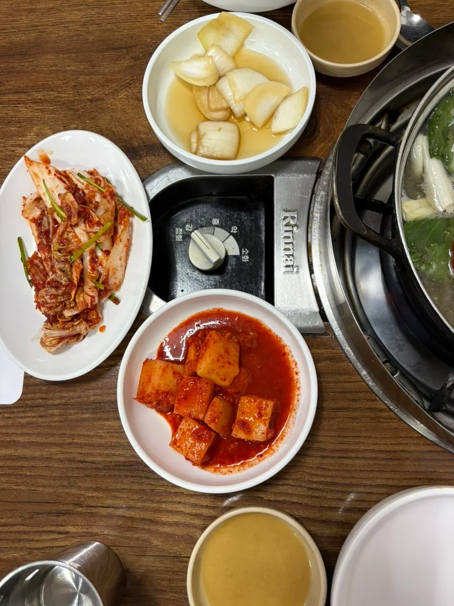 Side dishes served with gamjatang