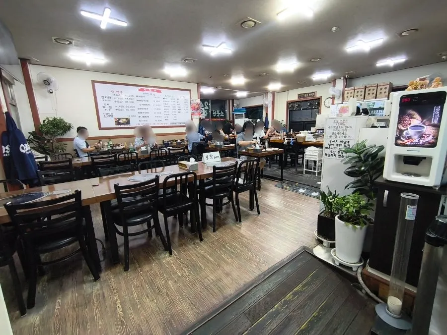 Spacious dining hall seating at Somunnan Gamjatang
