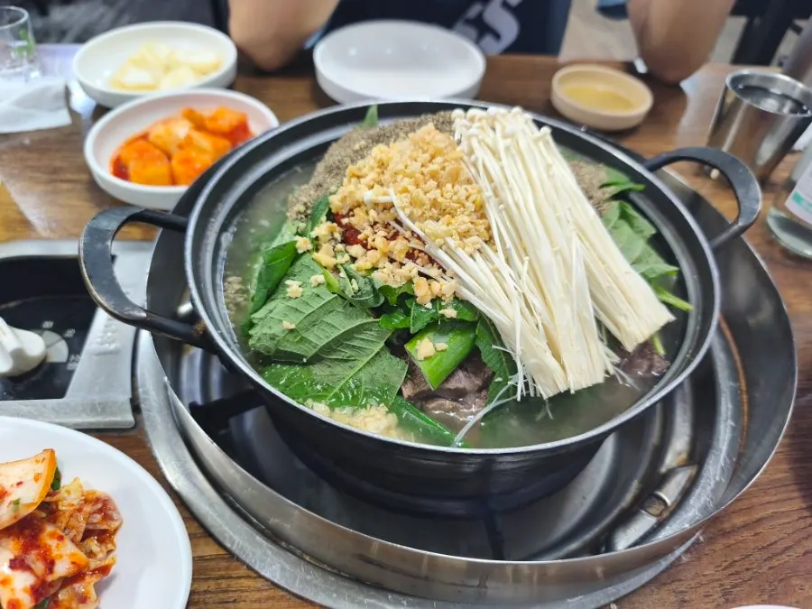 Gamjatang pot served with a protective barrier