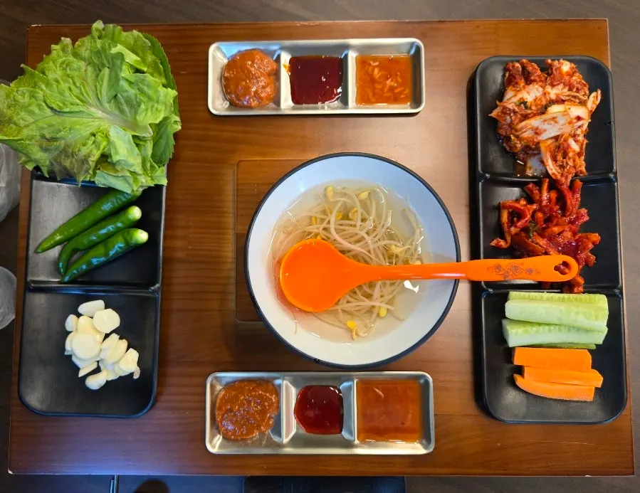 반찬과 소스가 놓인 기본 상차림