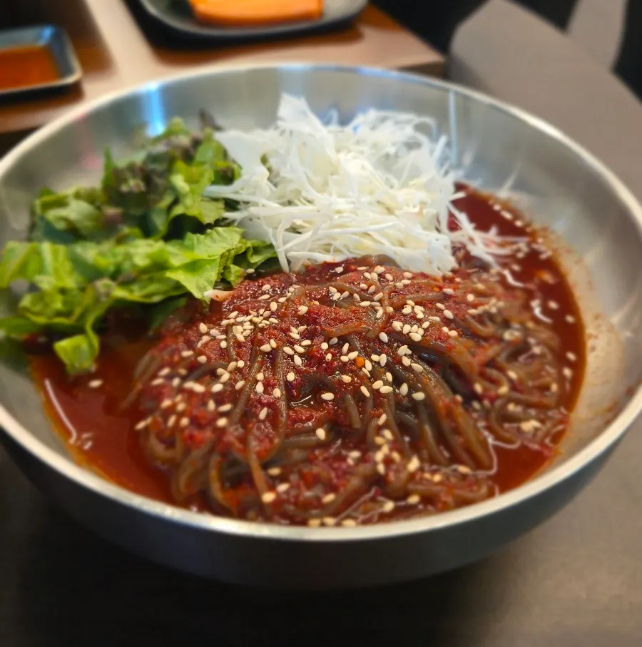 서비스로 제공된 새콤매콤 막국수