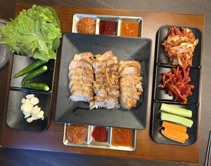 정갈하게 담긴 따뜻한 보쌈