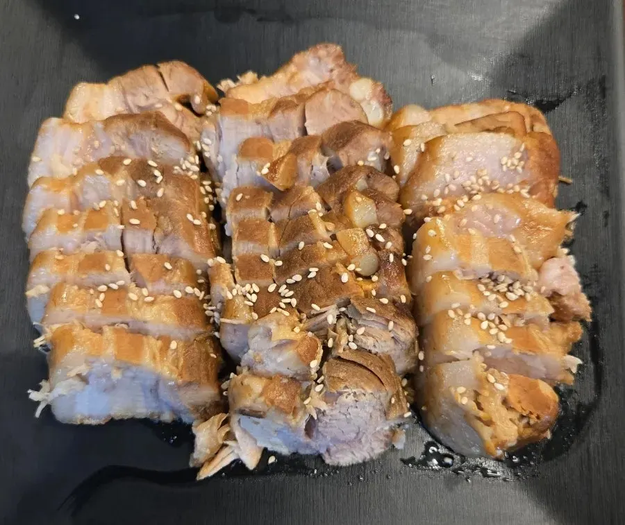 두툼하게 썰린 윤기 나는 보쌈