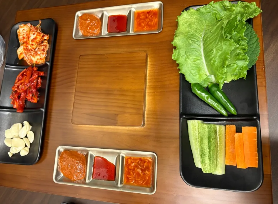 벽에 걸린 앞치마와 테이블 수저통