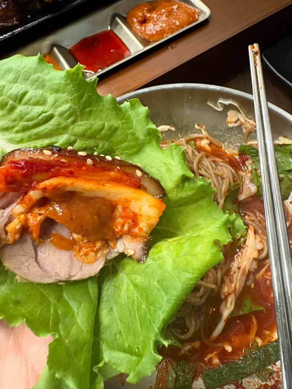 김치와 무말랭이를 곁들인 족발