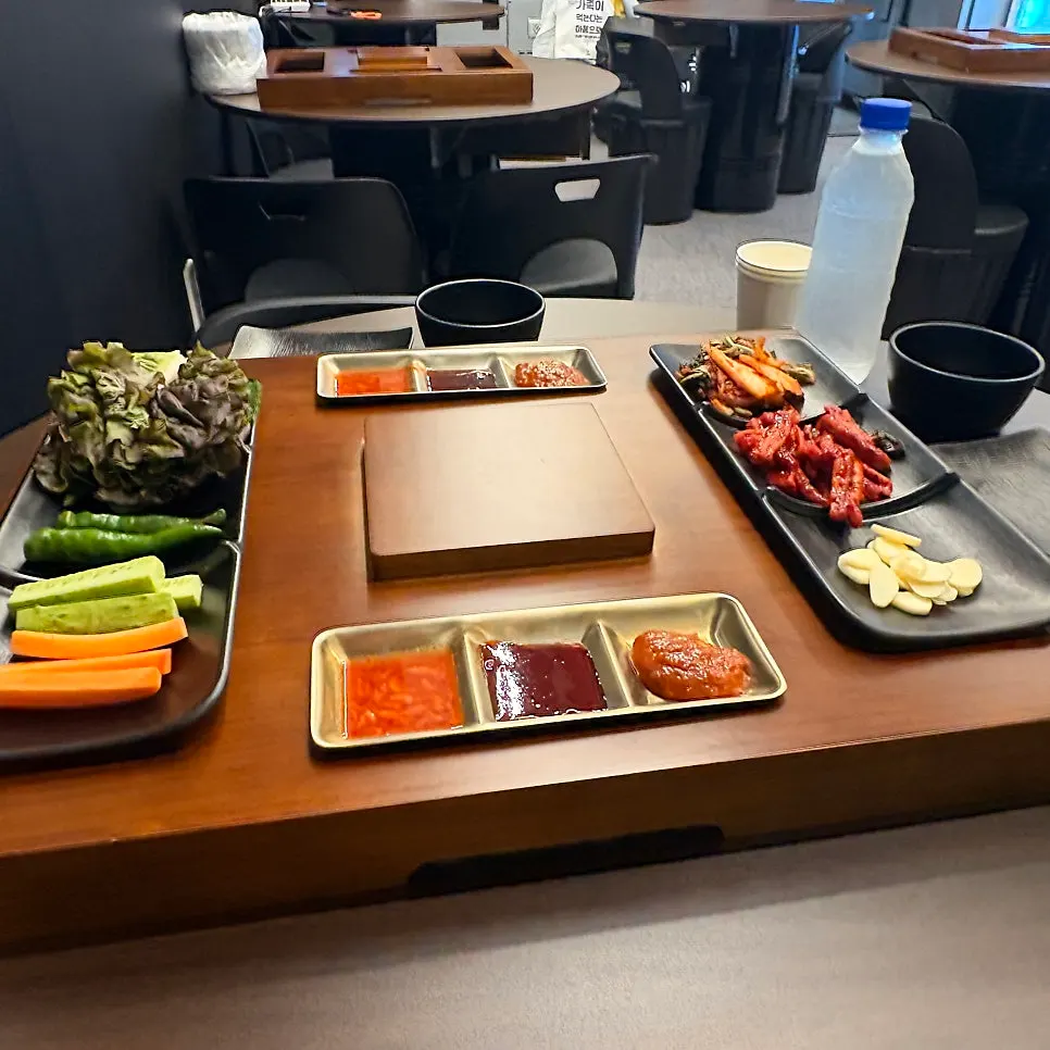 Wrap vegetables and side dishes on a custom-fit tray