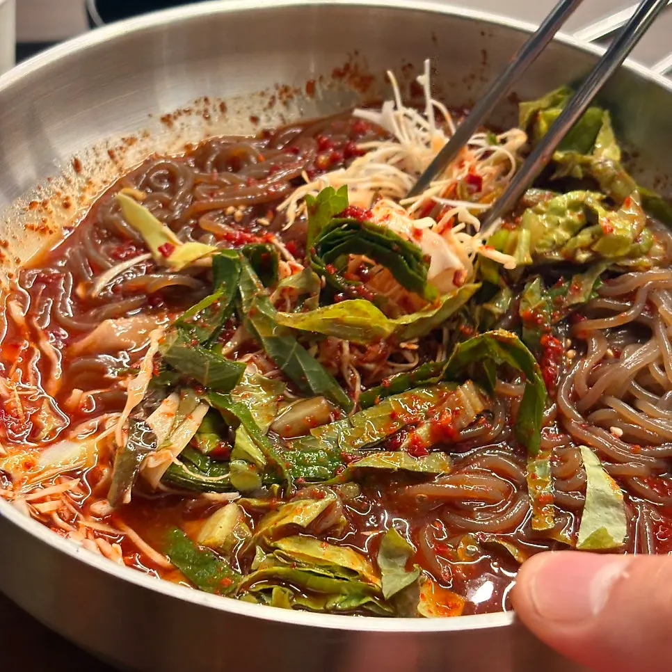 A bowl of makguksu eaten as a palate cleanser
