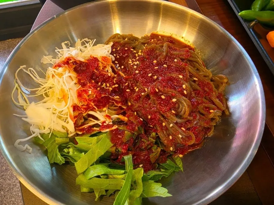 불족발과 곁들인 콩나물국