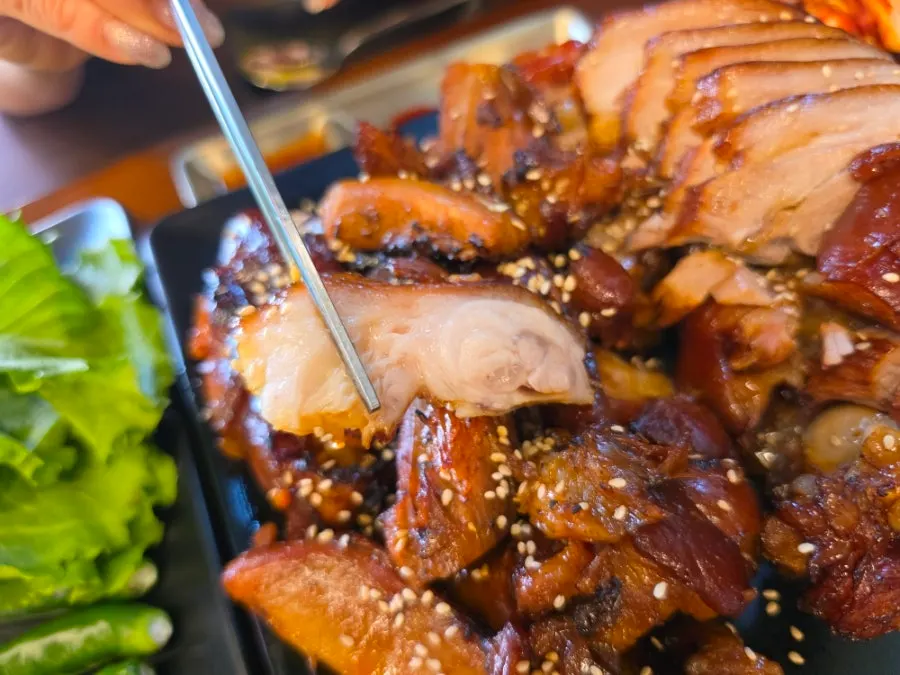 열린 창가의 족발 식사 자리