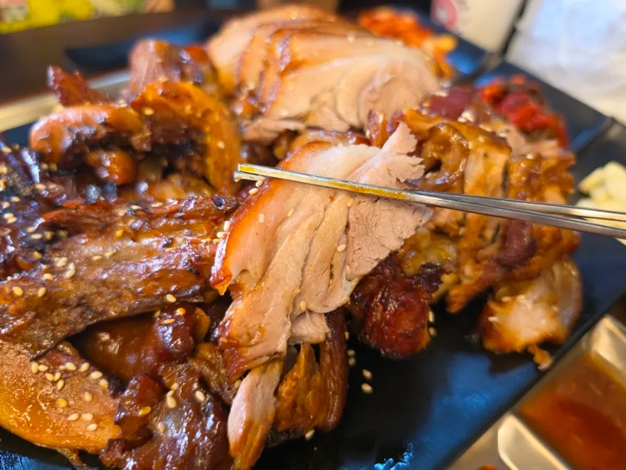 야외가 보이는 청담족발 자리