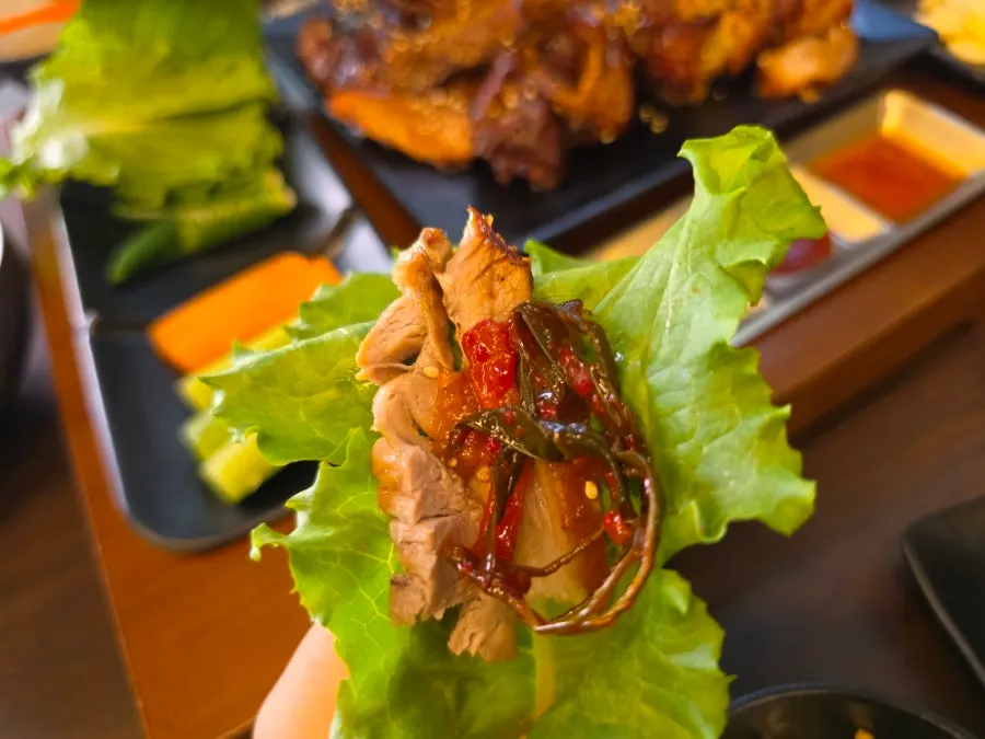 창가에서 즐기는 족발 상차림