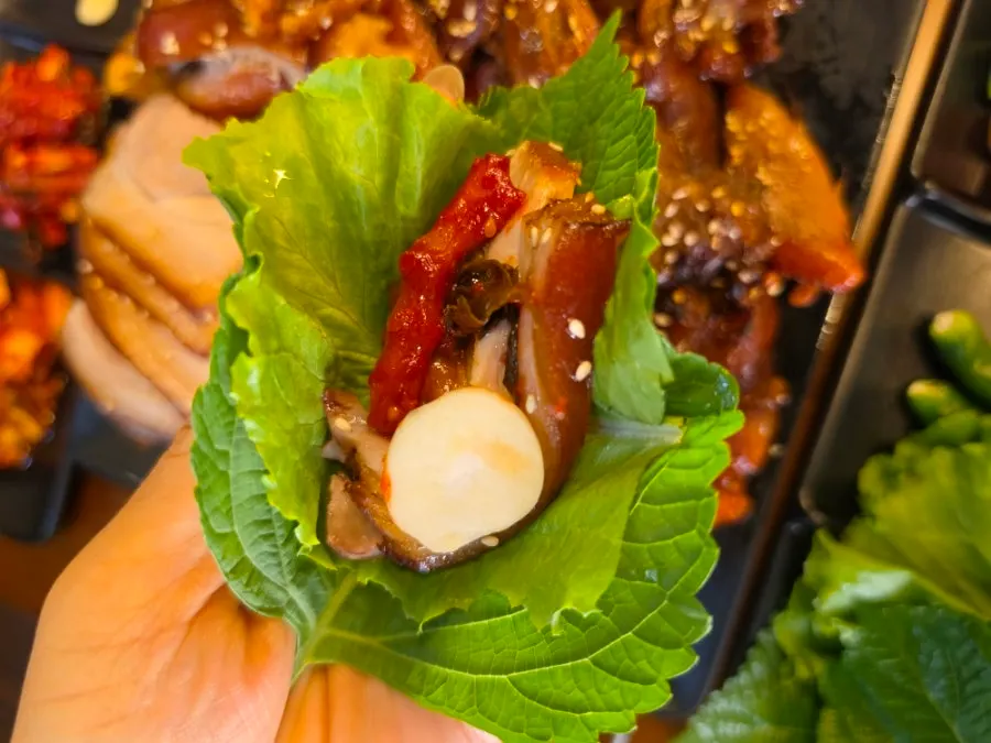 청담족발 매장 식사 분위기