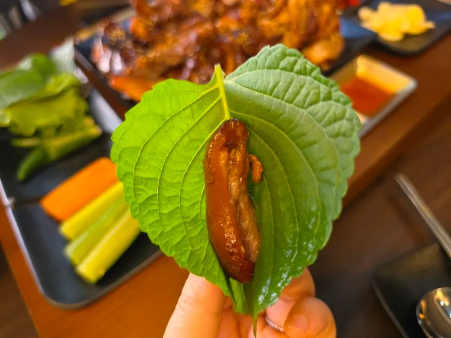 김치와 소스를 곁들인 족발