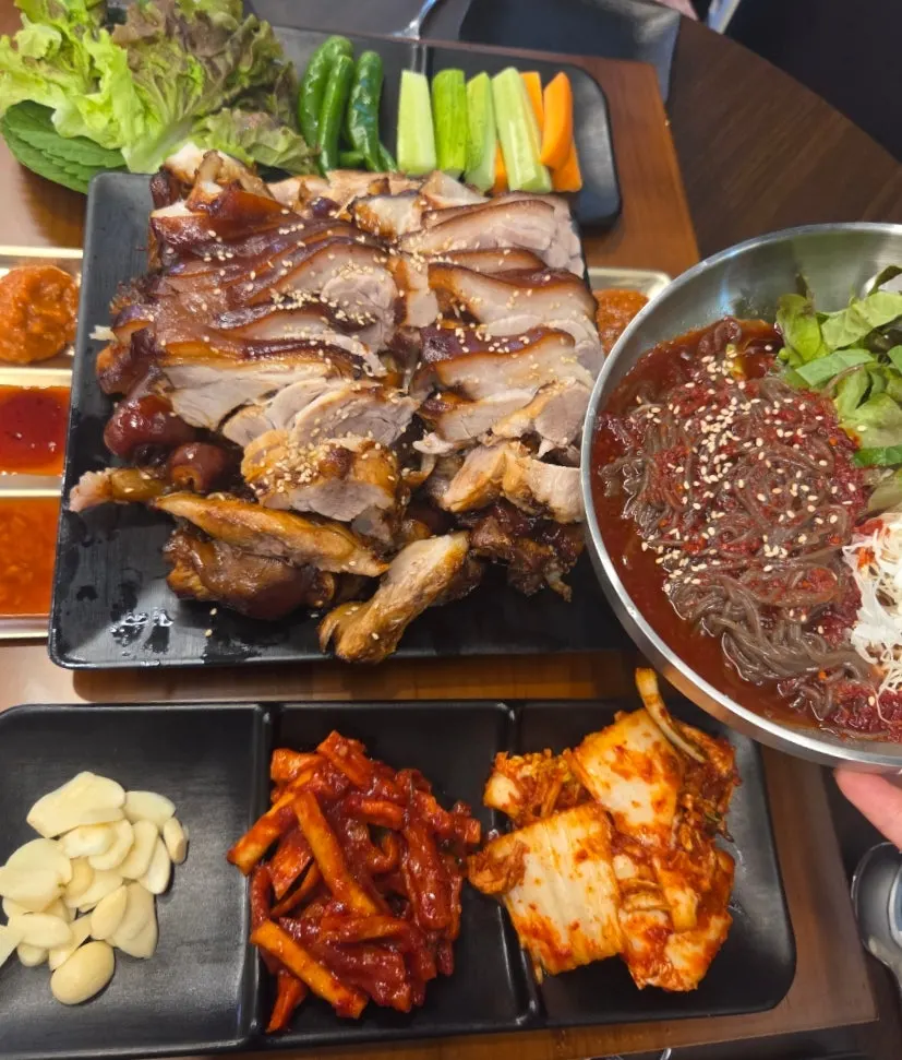 선선한 저녁 가족 외식 이야기를 여는 사진