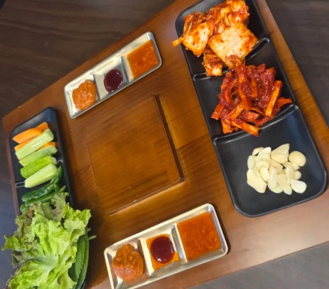 사각 트레이에 담긴 기본 상차림