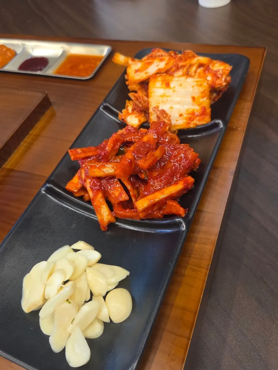 정갈하게 세팅된 밑반찬 그릇