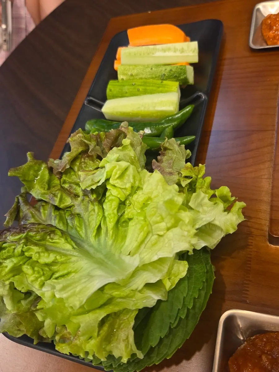 새우젓과 쌈장, 특제 소스 종지
